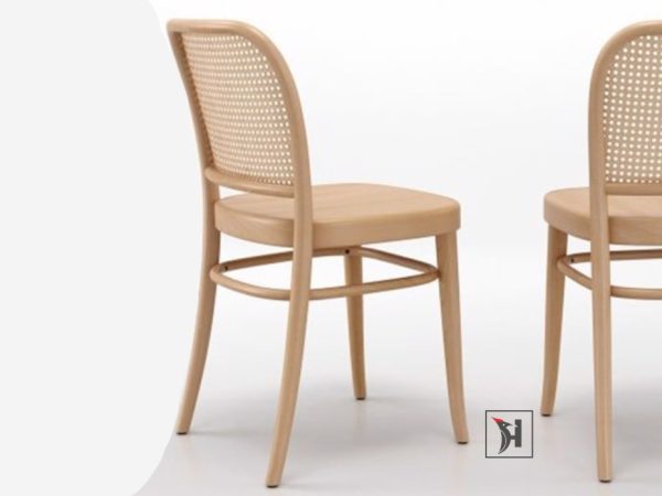 Ghế gỗ sang trọng này phù hợp cho không gian phòng ăn ấm áp
